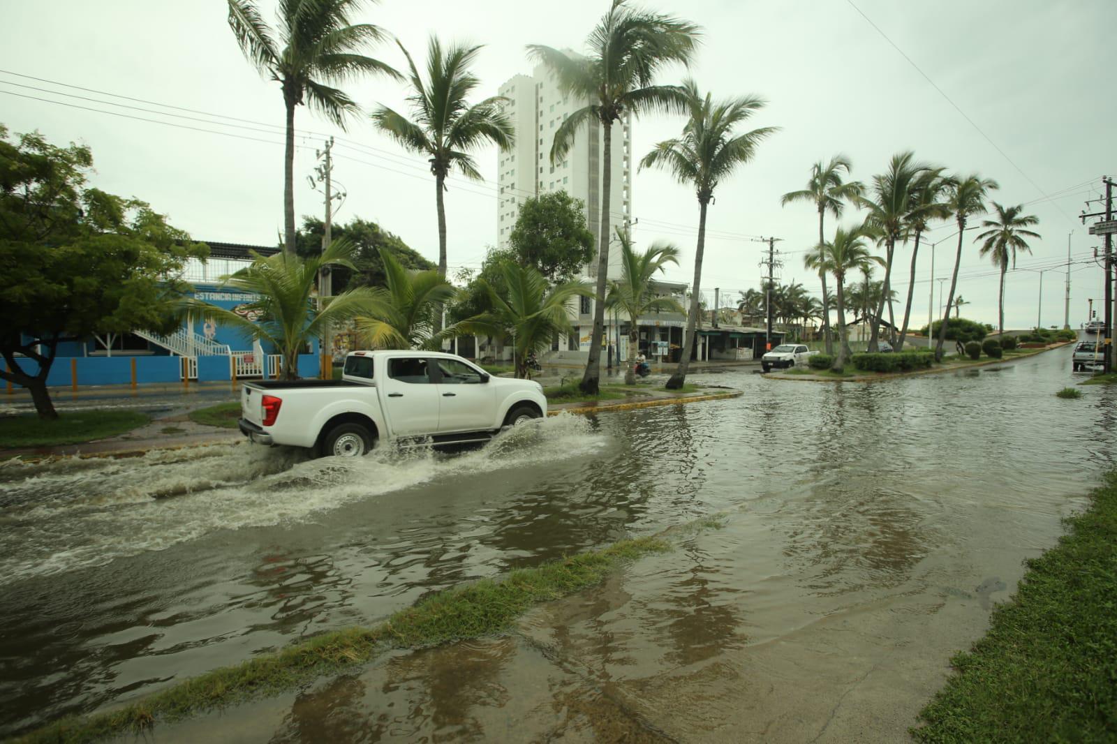 $!Se sale la Laguna del Camarón en Mazatlán; conduce con cuidado