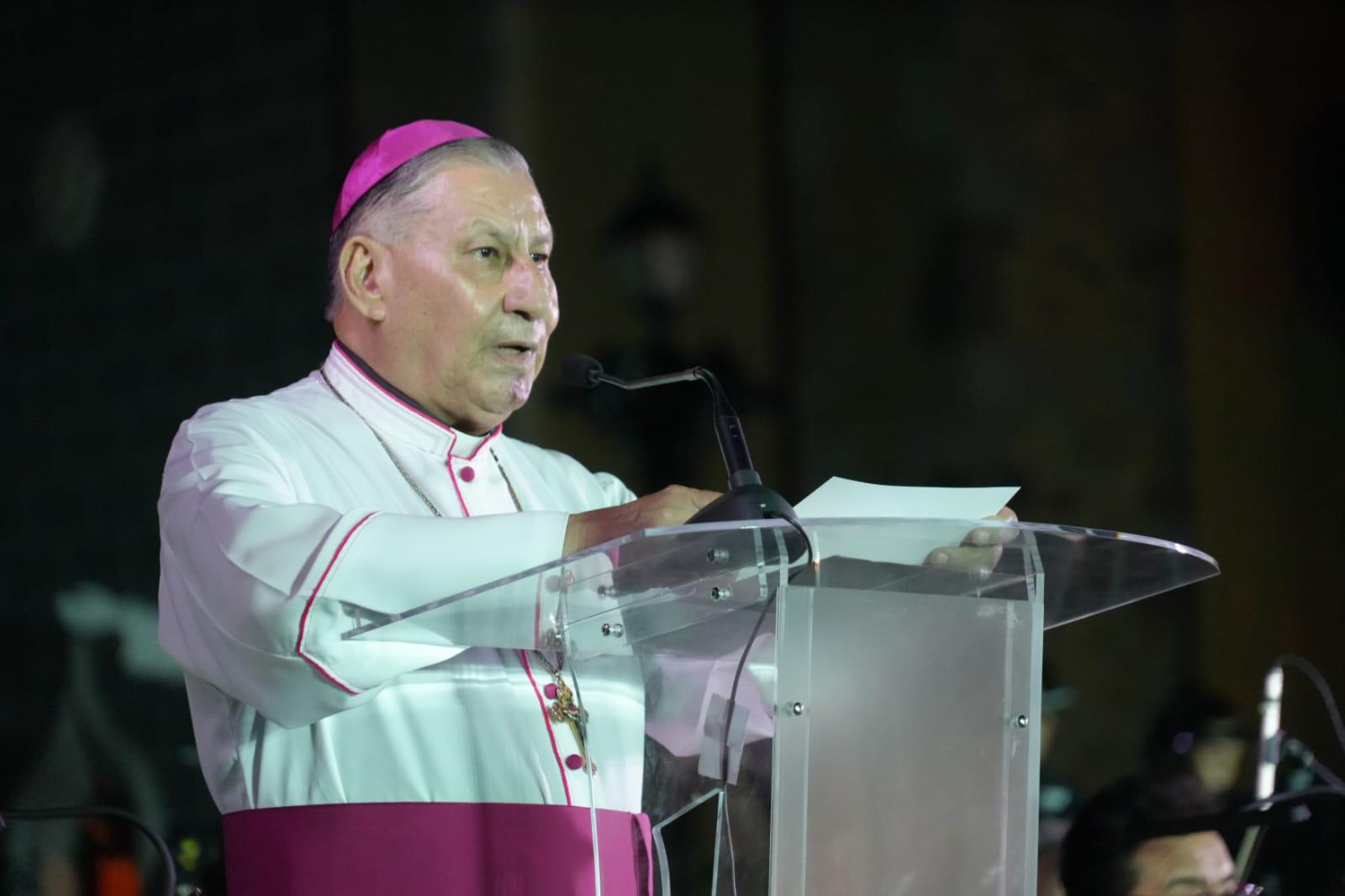 $!El Obispo de la Diócesis de Mazatlán, Monseñor Mario Espinosa Contreras, agradeció a los artistas por este evento especial.