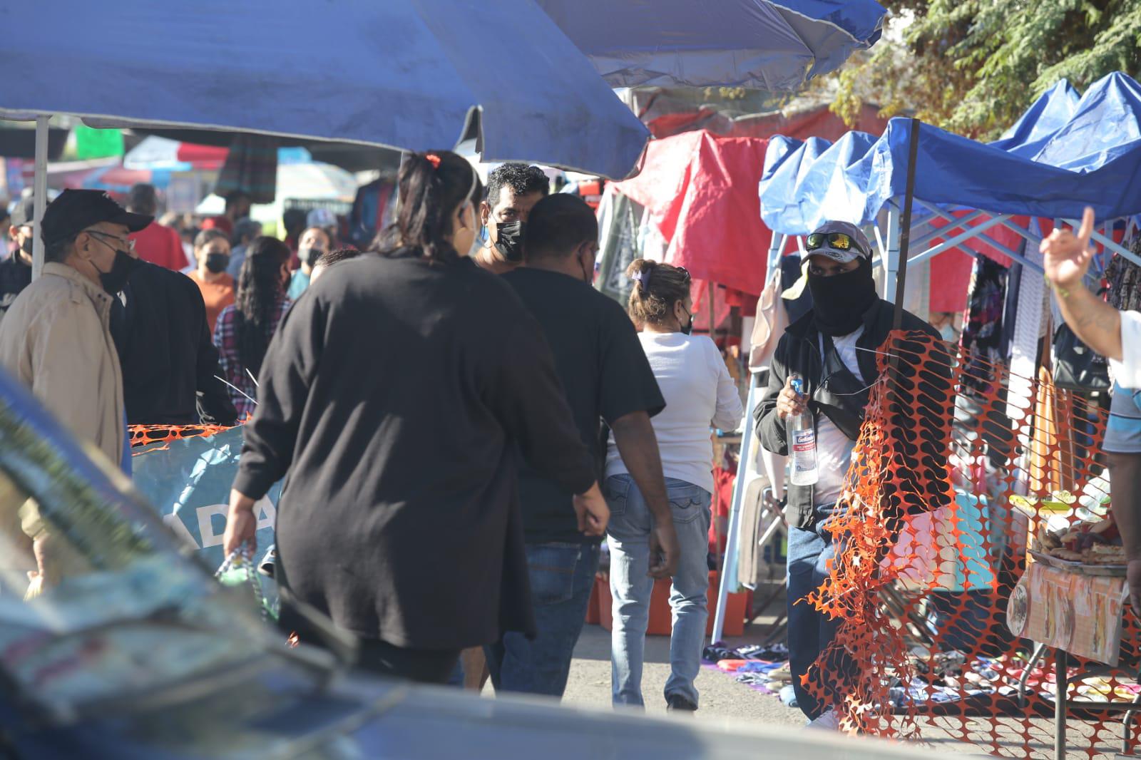 $!Tianguis de la Juárez, en Mazatlán, luce repleto este domingo y sin sana distancia