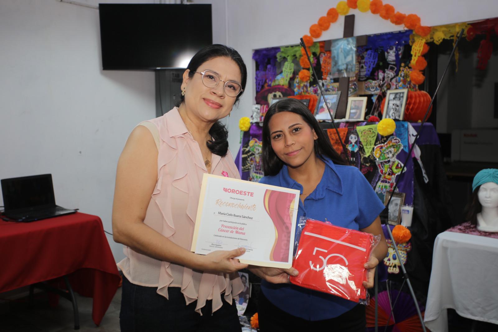 $!Guillermina García entrega el reconocimiento a Cielo Ibarra.