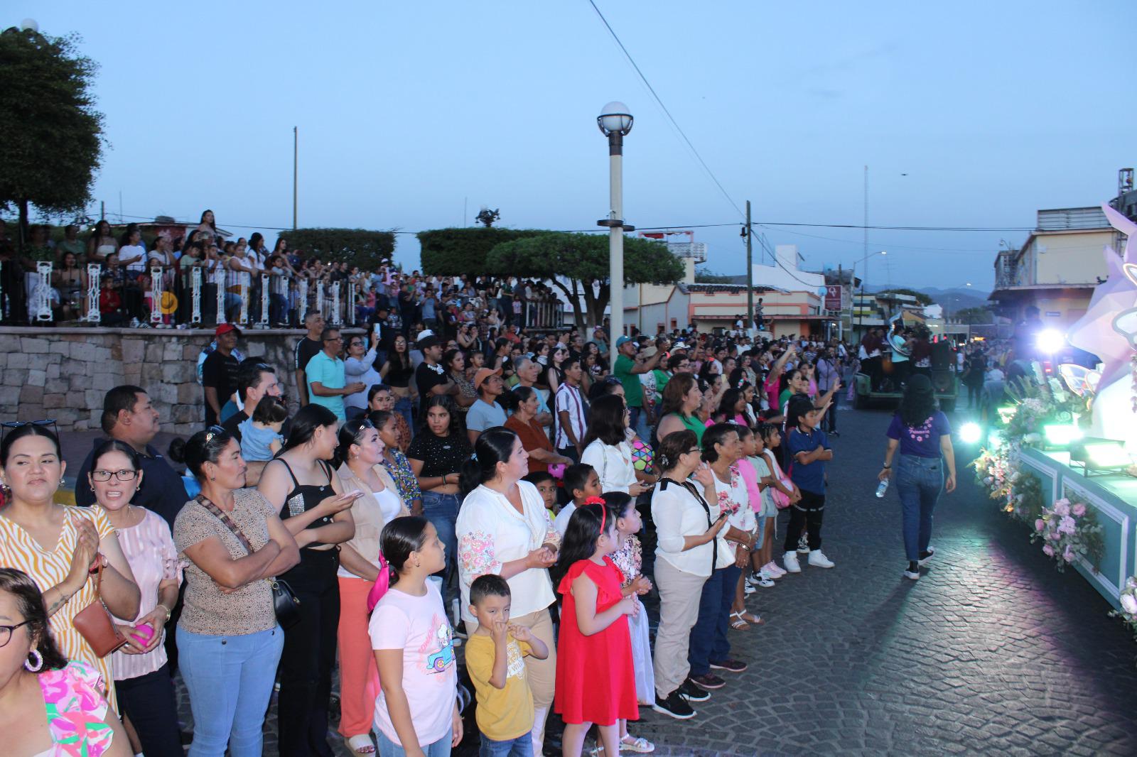 $!Se llenan de fiesta las calles de Rosario con el desfile de la Primavera