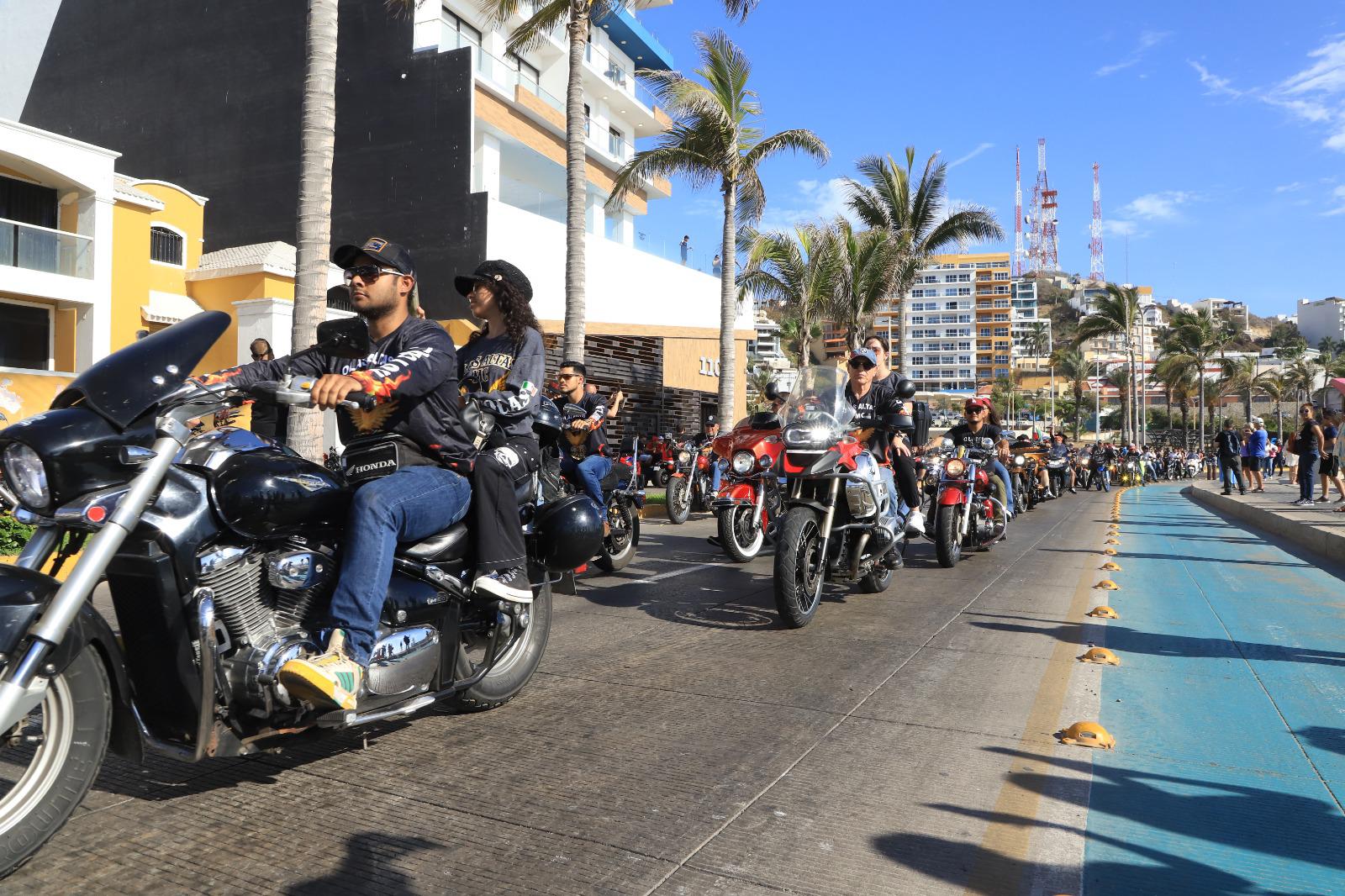 $!Miles participaron en el desfile que se realizó por el malecón.