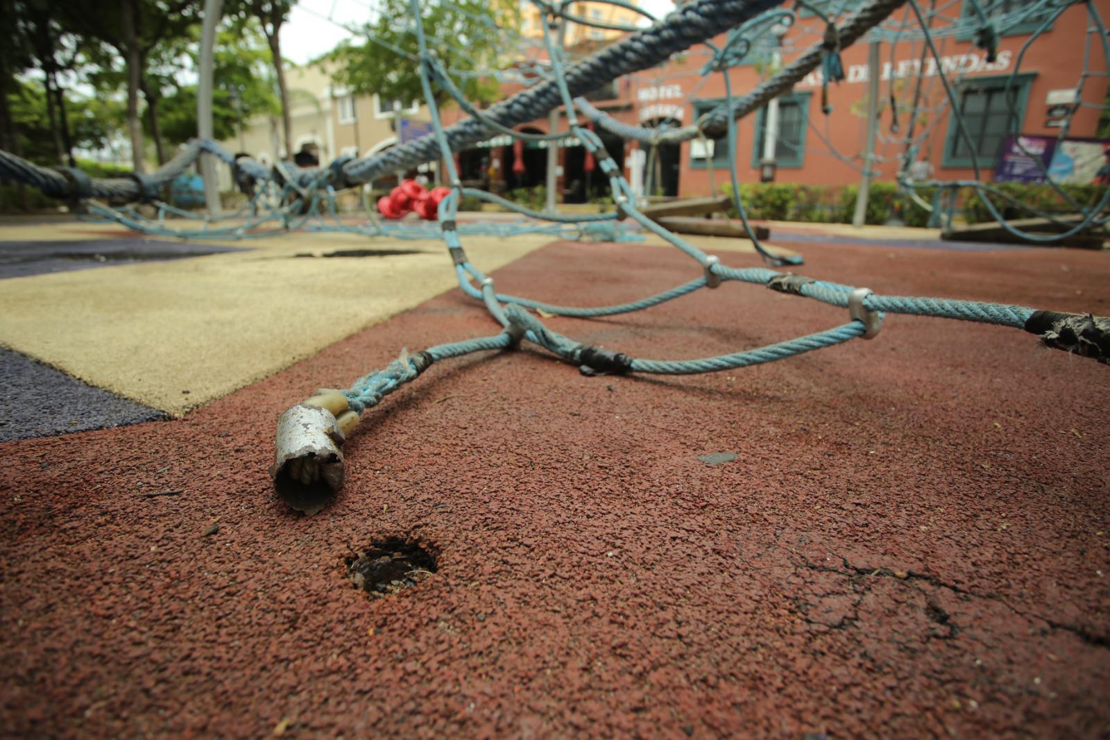 $!Con daños y en el olvido, juegos del parque Venustiano Carranza en el Centro Histórico de Mazatlán