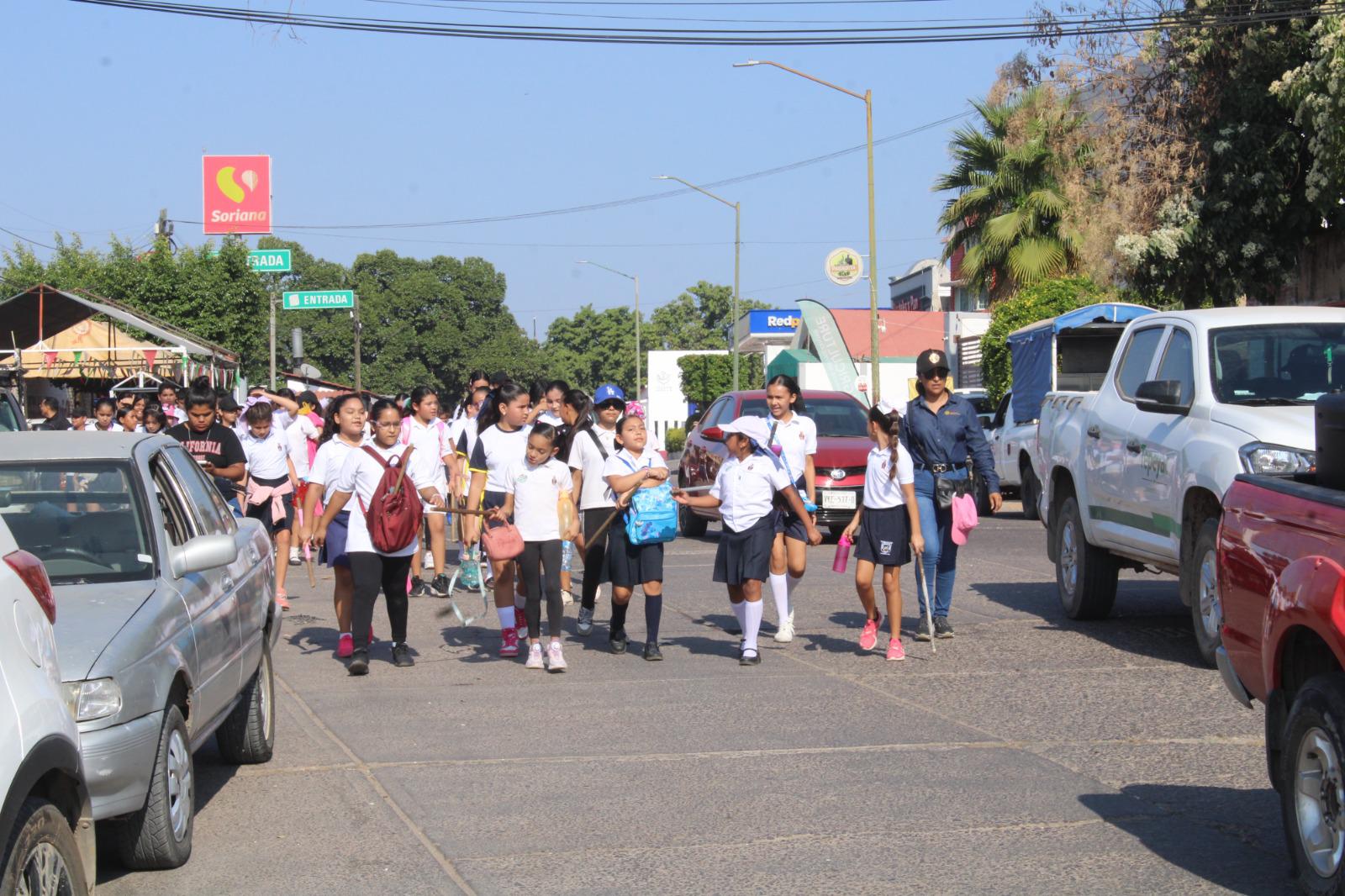 $!Niños de Preescolar de Rosario adelantan festejo revolucionario con desfile y kermés