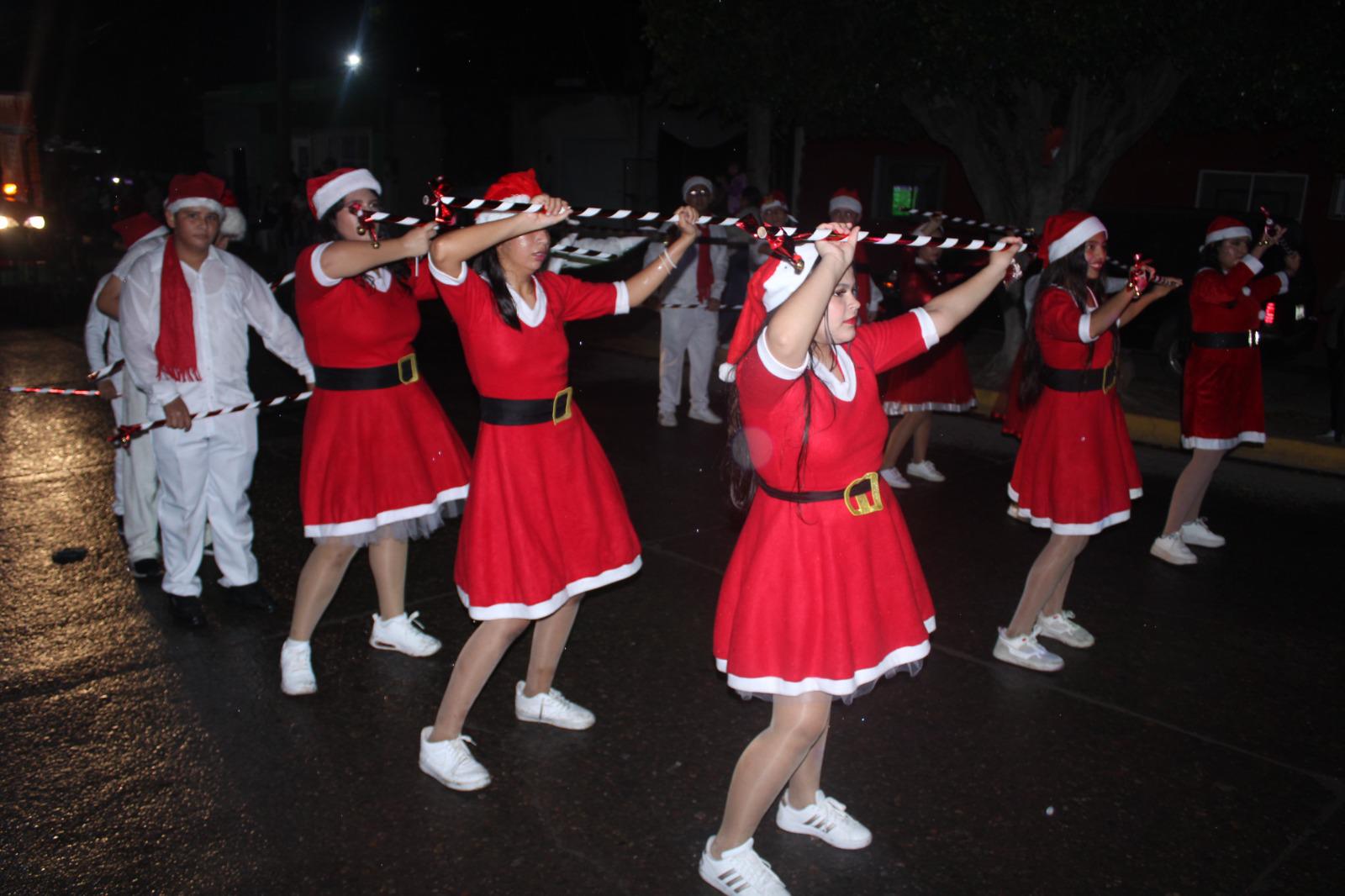 $!Familias rosarenses disfrutan desfile de las luces, gala navideña y encendido del árbol, pese a llovizna