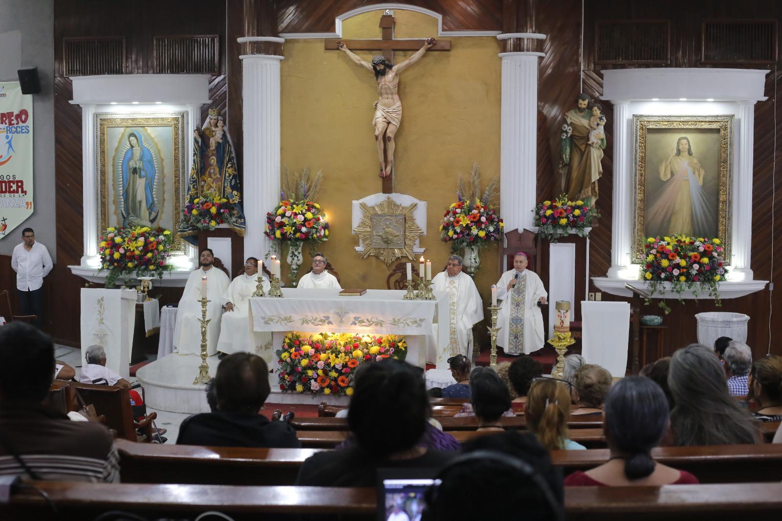 $!Celebra Obispo de Mazatlán la Santa Eucaristía del Congreso Diocesano de RCCES