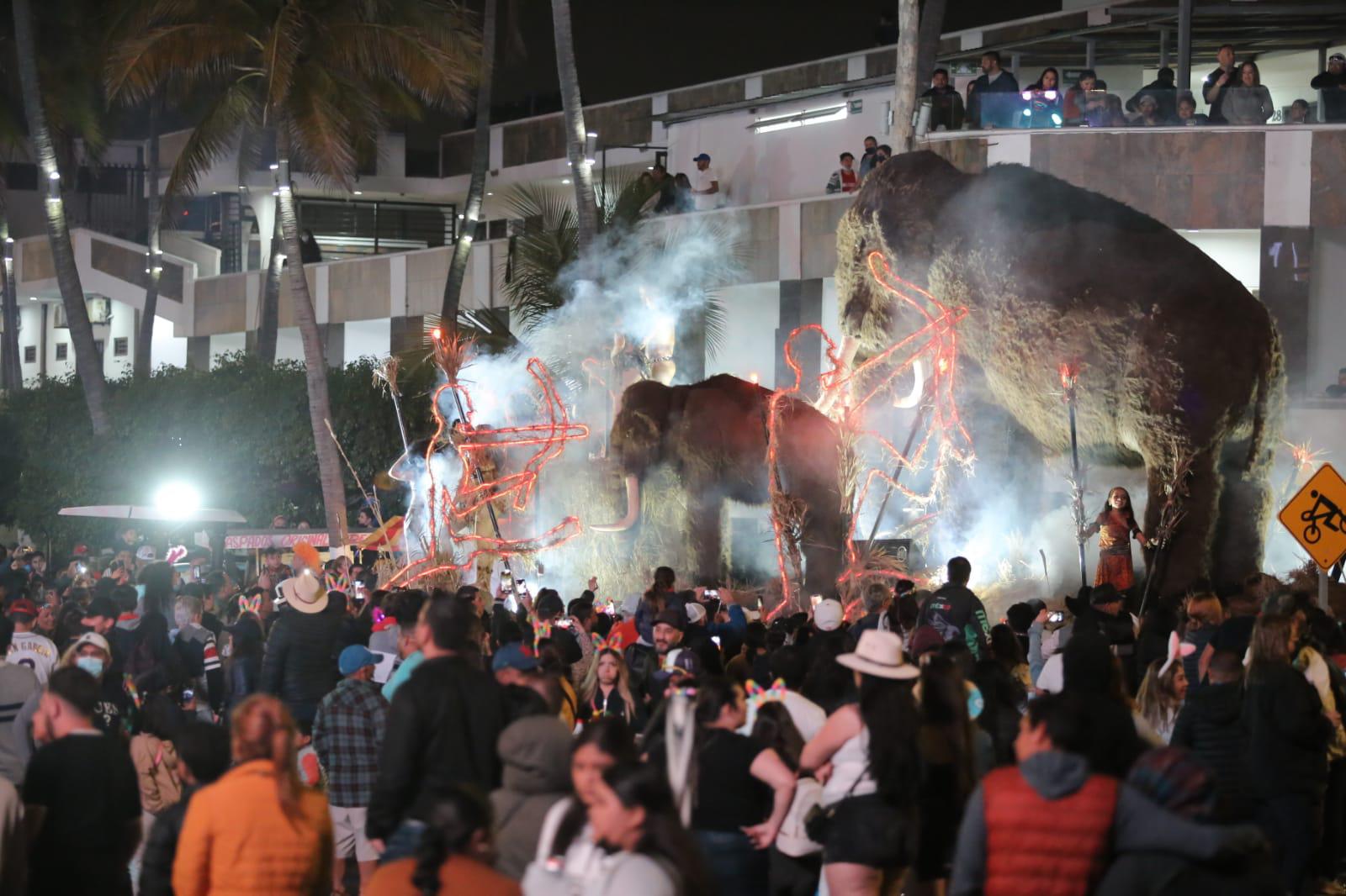 $!Abarrotan el malecón por el desfile de Carnaval de Mazatlán