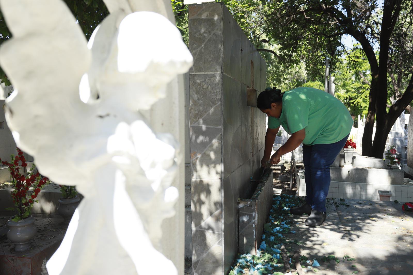 $!Familias preparan el Panteón Civil en Culiacán para el Día de Muertos