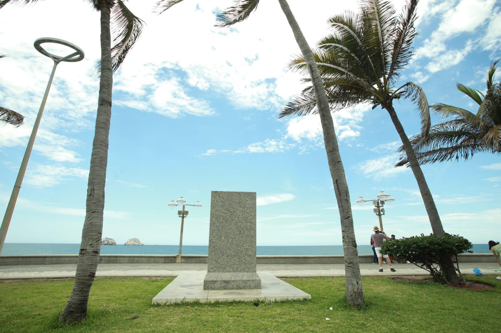 $!Estatua de José Alfredo Jiménez ahora adorna el mirador del corazón en Mazatlán