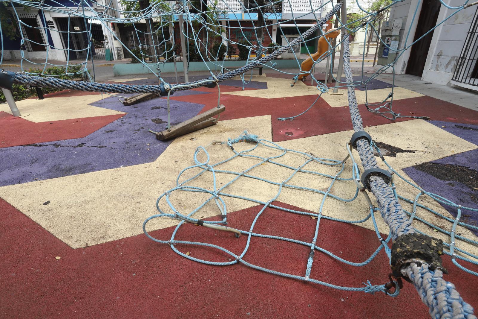 $!Destruidos e inutilizables, continúan juegos del parque Venustiano Carranza en Centro Histórico de Mazatlán