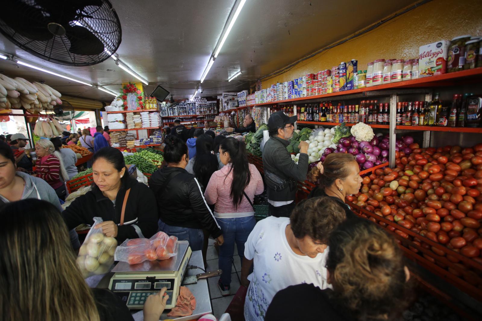 $!Se preparan los mazatlecos con compras para la cena de Año Nuevo