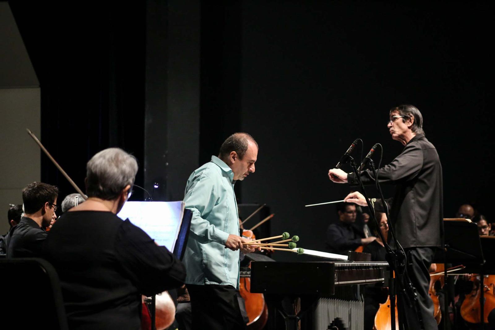 $!El percusionista Edmundo Langner fue el solista invitado con la pieza de Ney Rosauro.