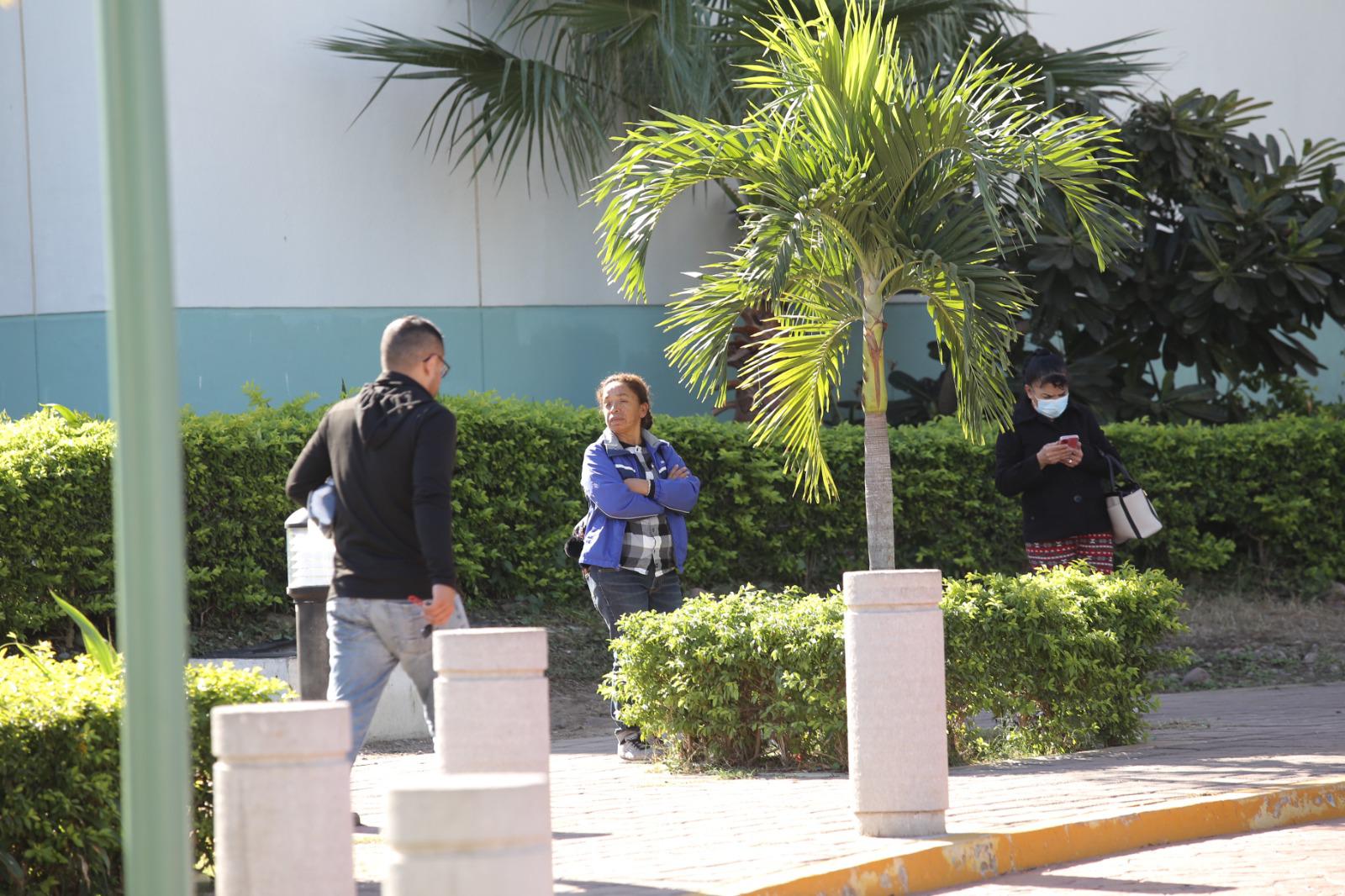 $!Familias recibirán el Año Nuevo a las afueras del Hospital General de Mazatlán