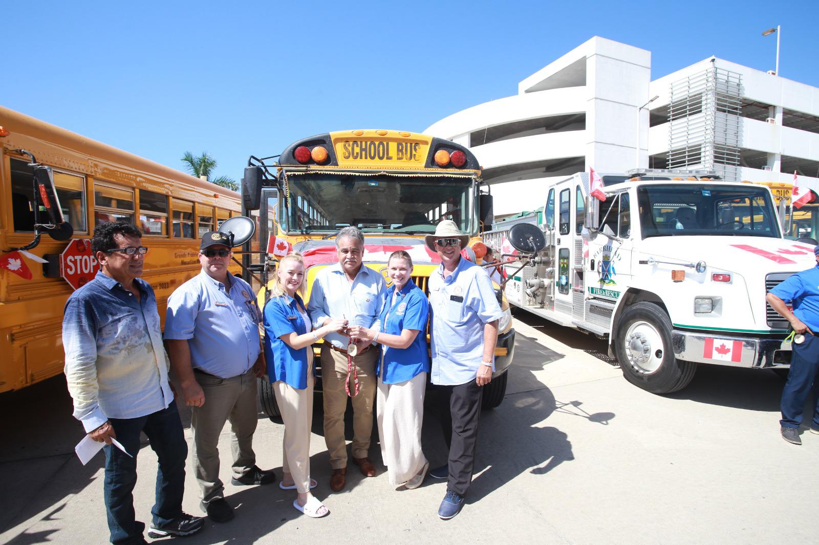 $!Entregan rotarios canadienses siete unidades y equipo táctico en Mazatlán