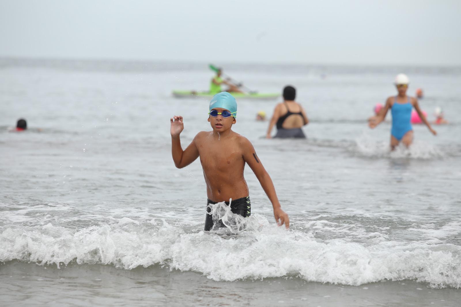 $!Infantes disfrutan del mar en el evento ‘Corre, Nada y Diviértete’ del Comité Municipal de Natación