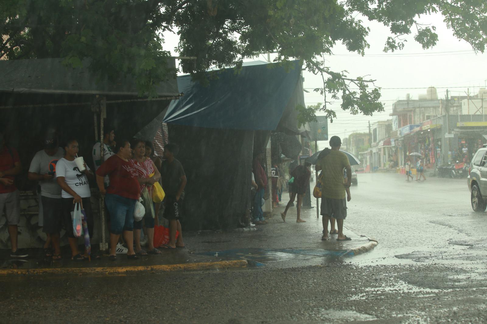 $!Lluvias toman por sorpresa a decenas en el mercado de la Juárez