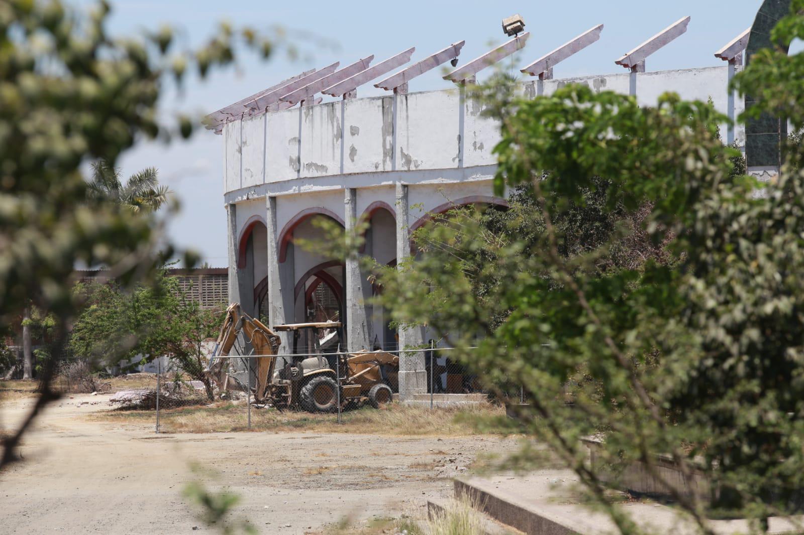 $!Demuelen la histórica Plaza de Toros de Mazatlán