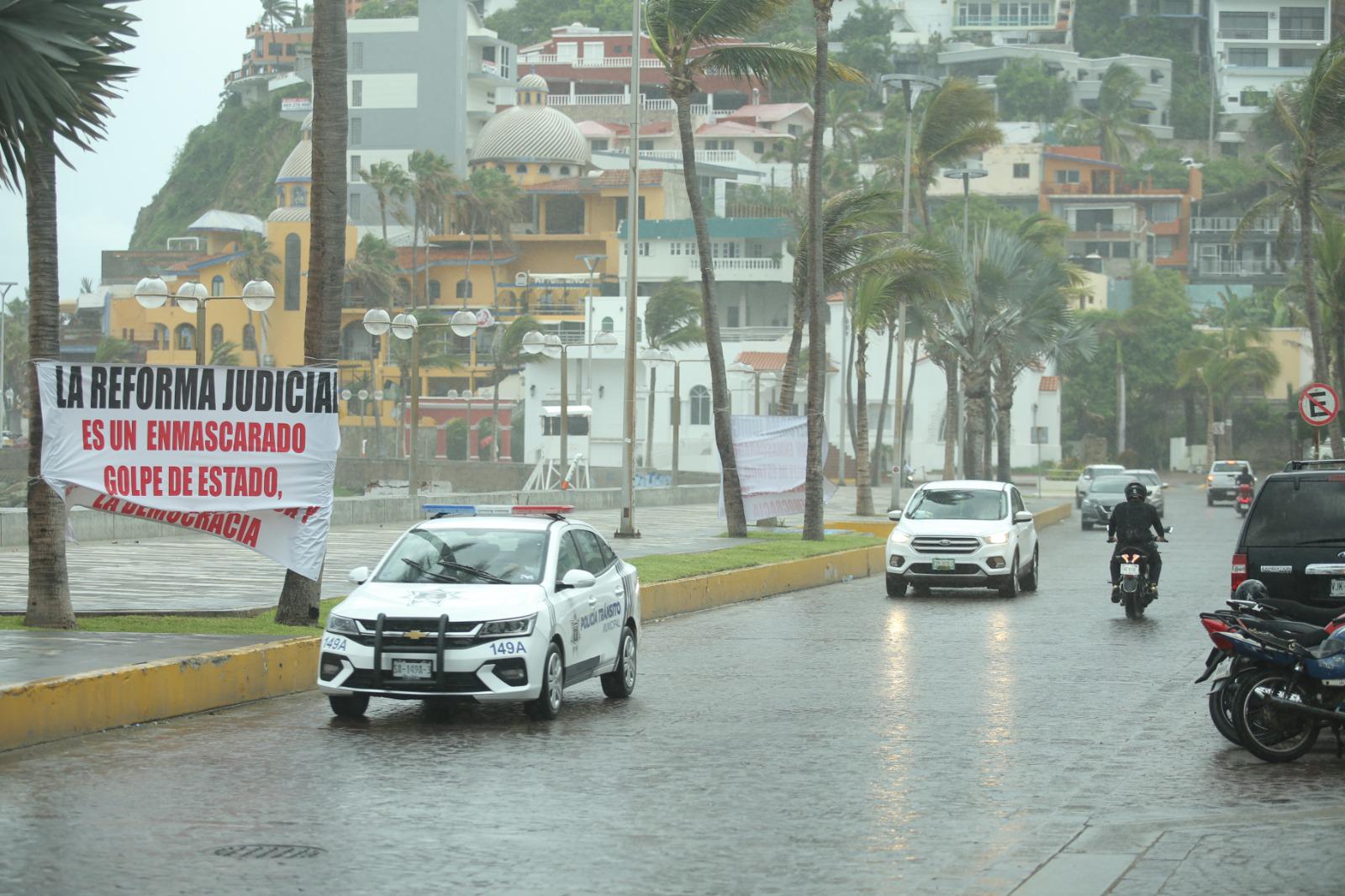 $!Mazatlán vivió fuertes vientos y oleajes durante las primeras horas del viernes