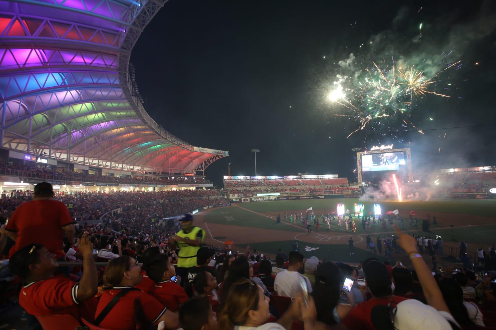 $!Los fuegos artificiales se alzaron en todo lo alto al momento de la inauguración.