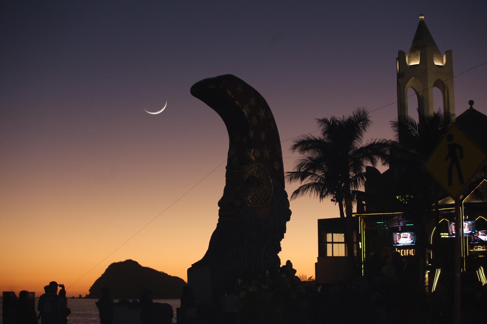 $!Diseñan uno de los monigotes más altos en la historia del Carnaval de Mazatlán