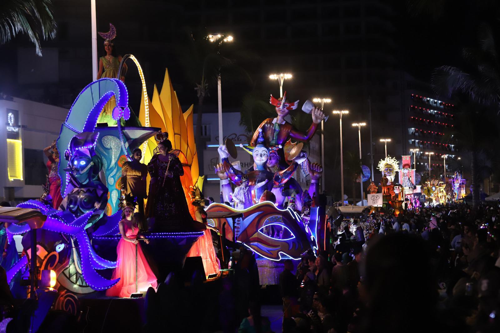 $!Disfrutan al máximo el desfile del Carnaval de Mazatlán 2024, en medio de clima y viento helado