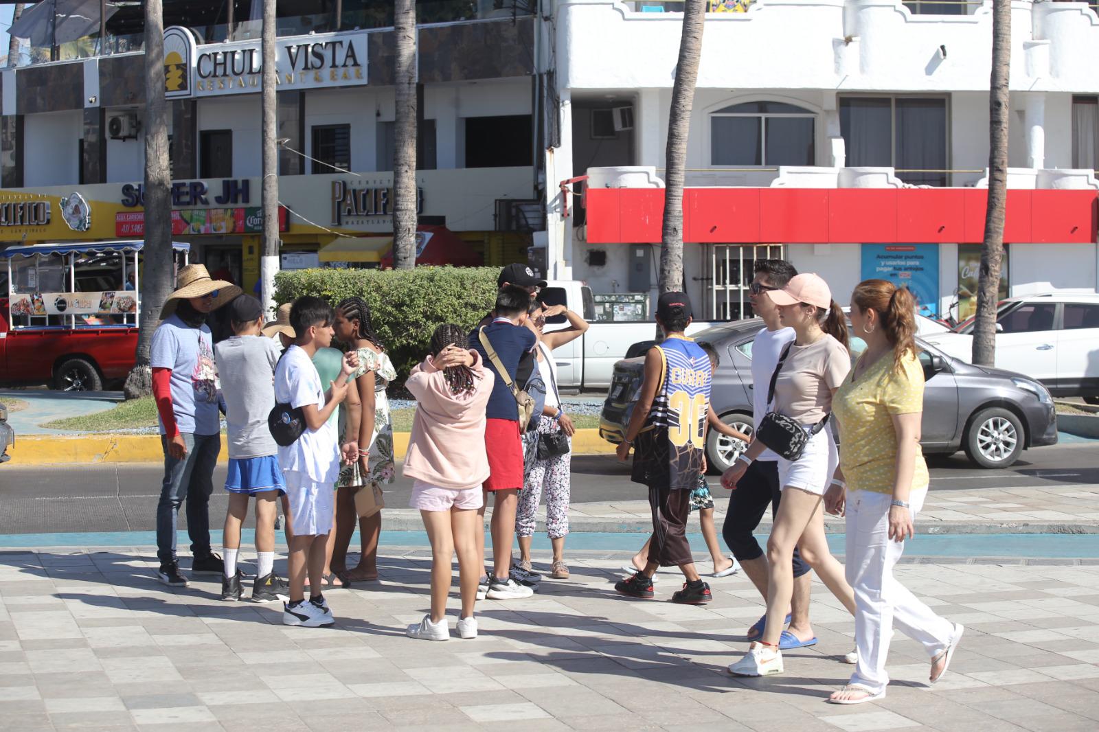 $!Visitantes nacionales disfrutan de Mazatlán en el último fin de semana del año