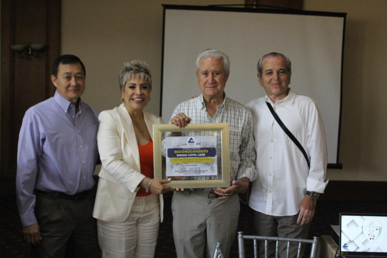 $!Enrique Coppel recibe reconocimiento de parte de la Canaco.