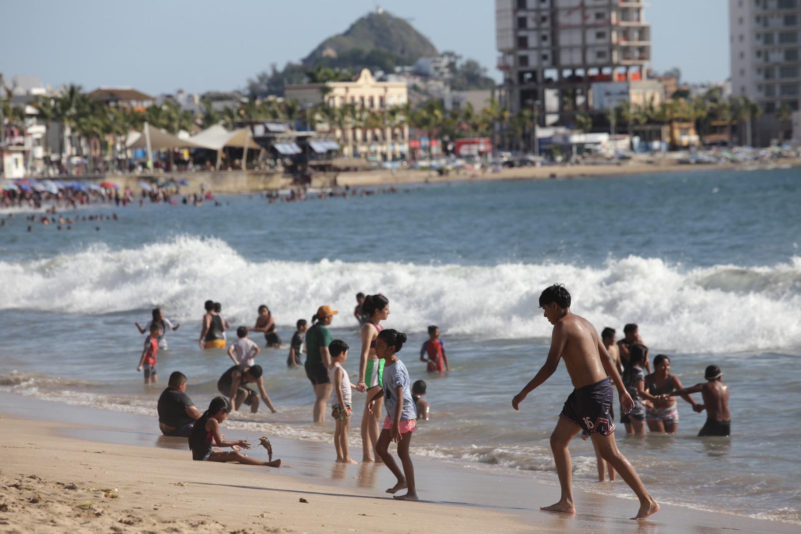 $!Playas de Mazatlán ‘enamoran’ a turistas durante el fin de semana