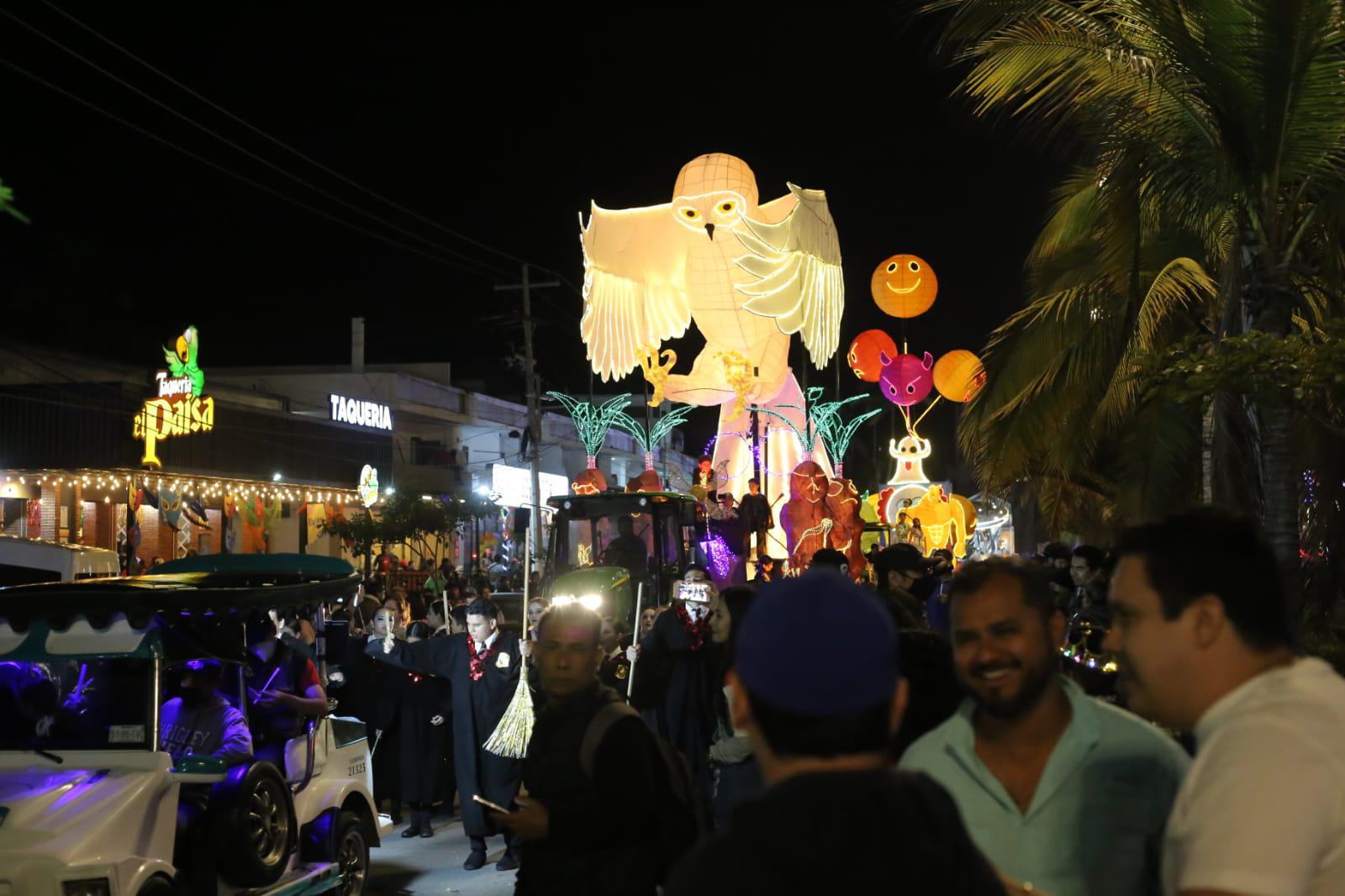 $!Abarrotan el malecón por el desfile de Carnaval de Mazatlán