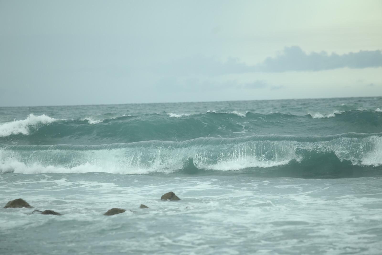 $!Mazatlán vivió fuertes vientos y oleajes durante las primeras horas del viernes