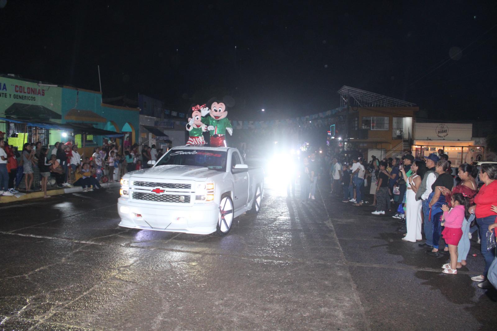 $!Familias rosarenses disfrutan desfile de las luces, gala navideña y encendido del árbol, pese a llovizna