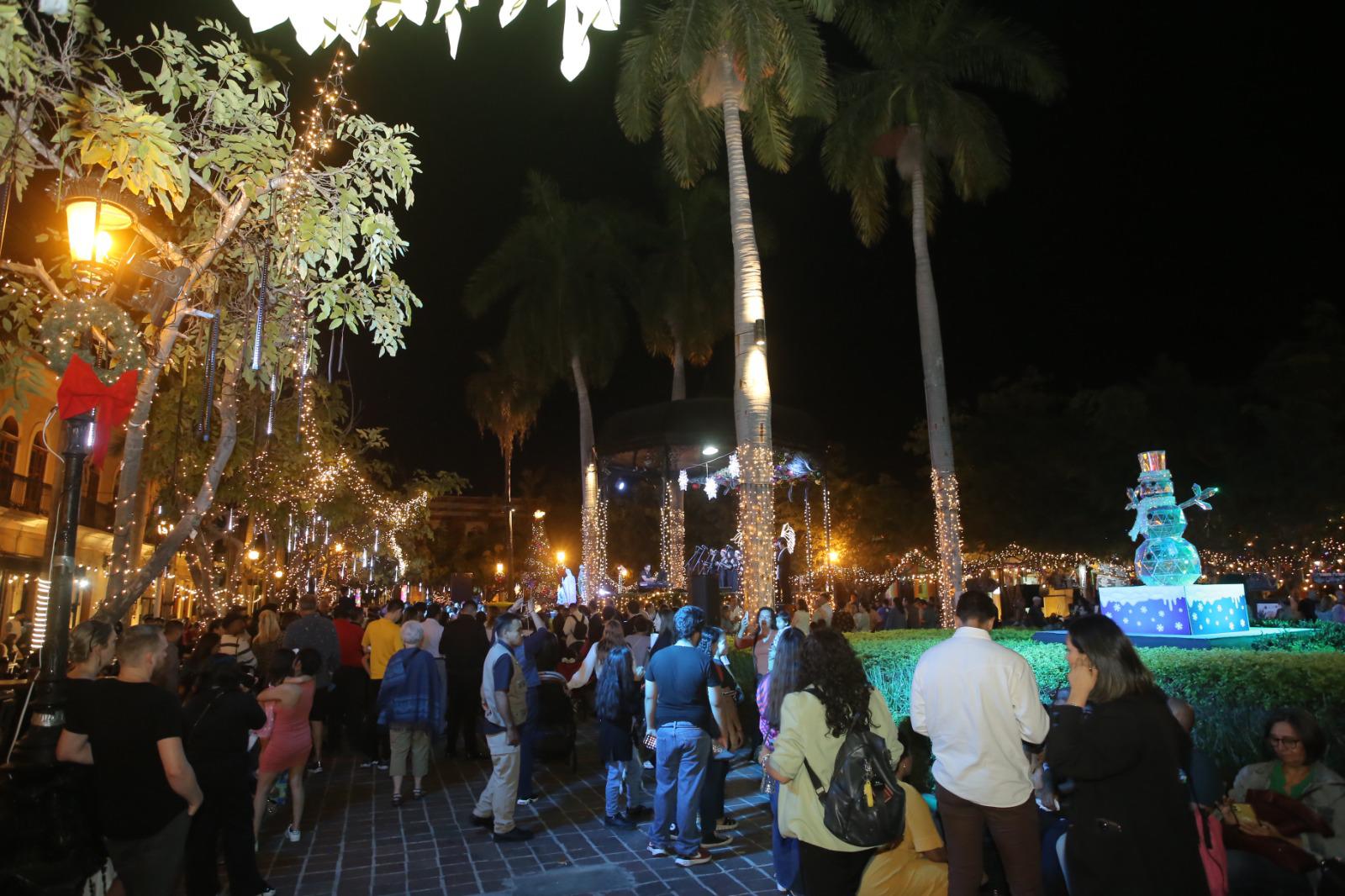 $!Llega la magia de la Navidad a Mazatlán: encienden pino y luces en la Plazuela Machado