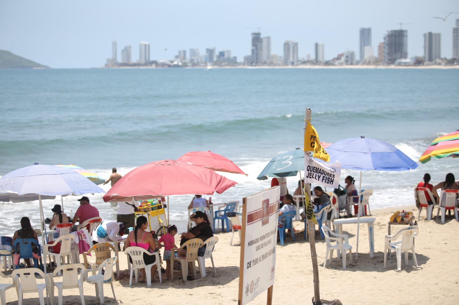 $!Alertan a bañistas con banderas de precaución y quemadores en Mazatlán