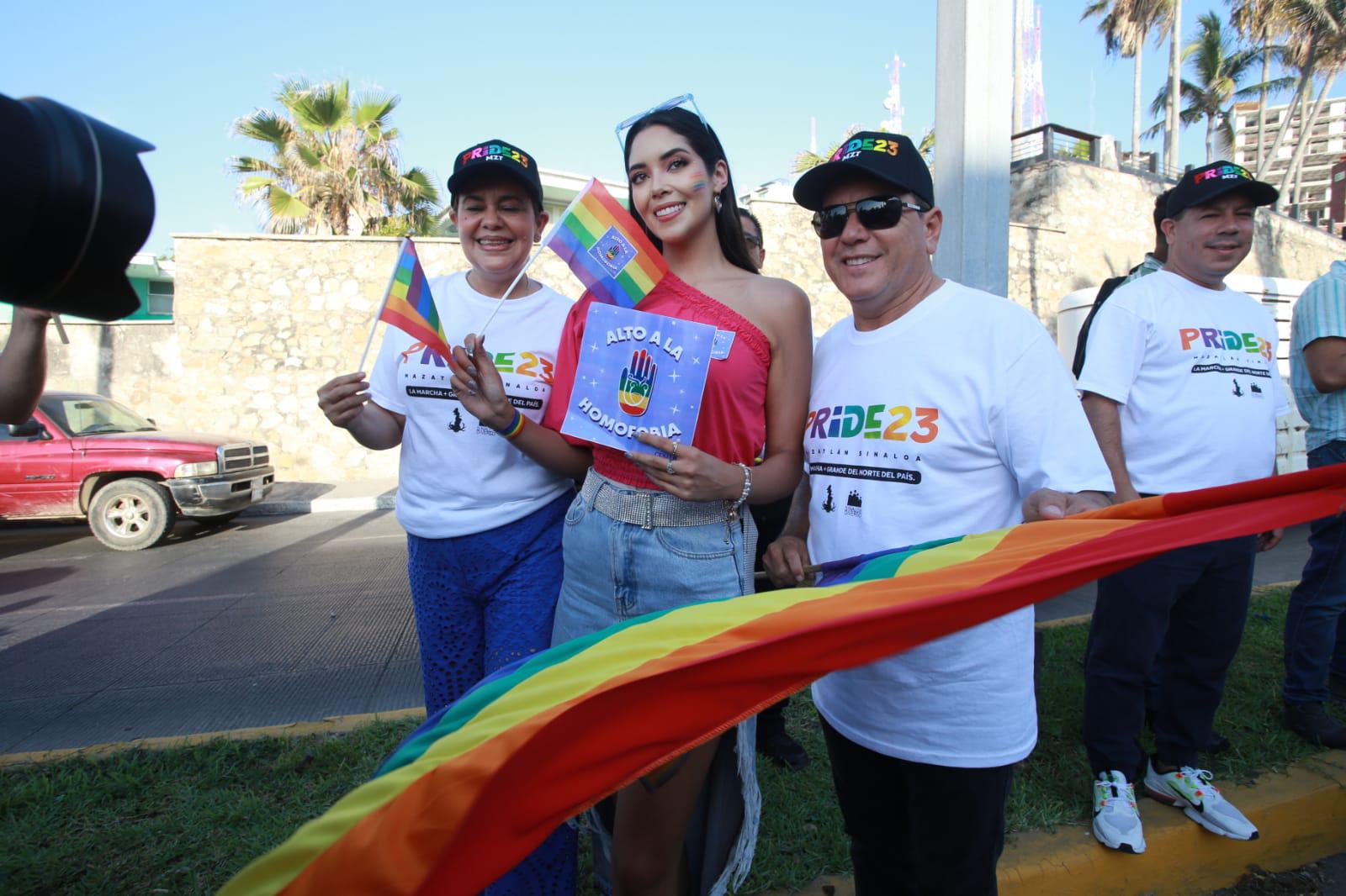 $!Carolina Pérez, Reina del Carnaval de Mazatlán 2022 y quien participa en Mexicana Universal representado a Sinaloa, entre María Teresa Apodaca, presidenta del DIF Municipal y el Alcalde Édgar González.