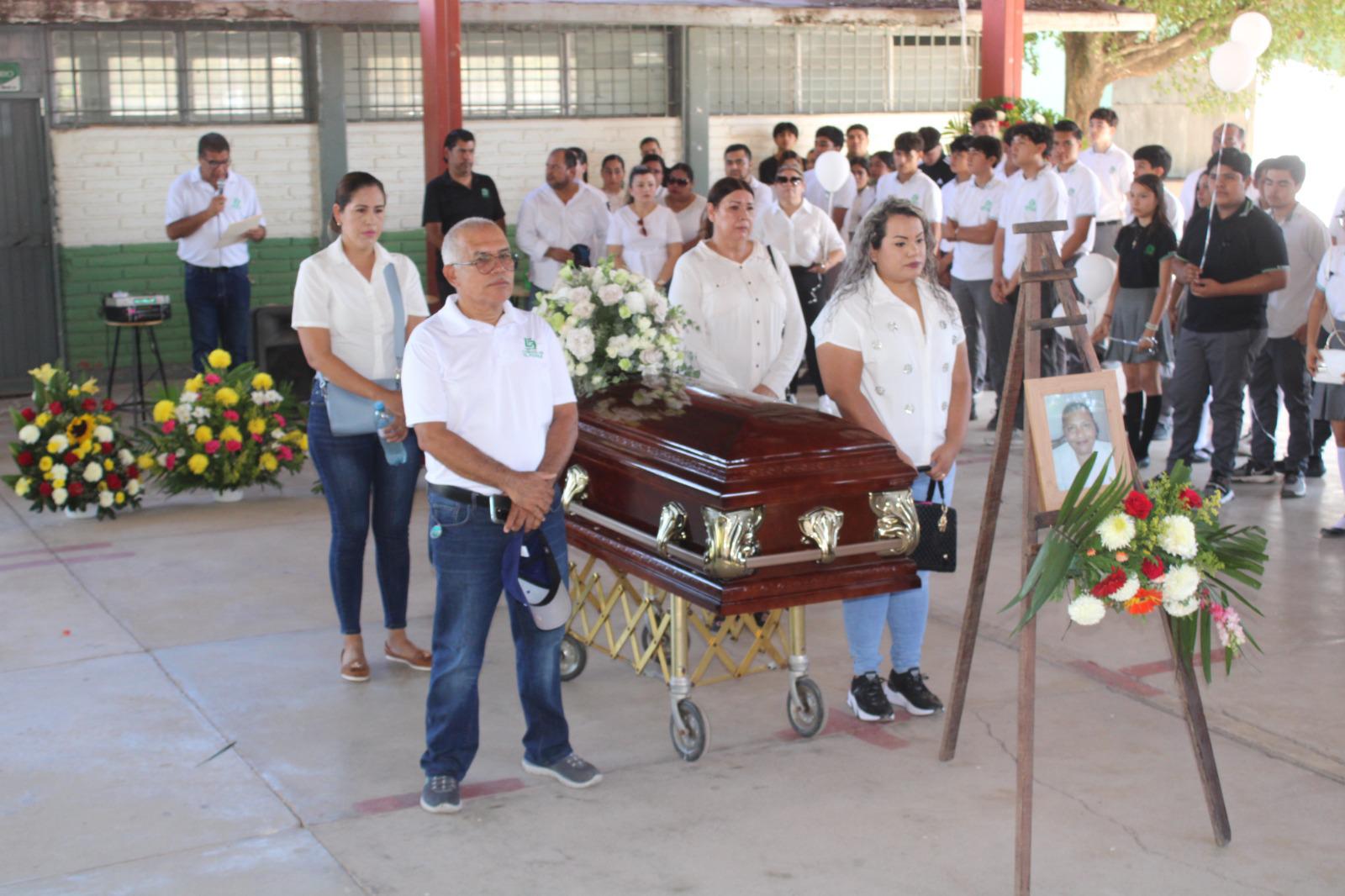 $!Despiden a la maestra ‘Moncy’ en su natal Agua Verde