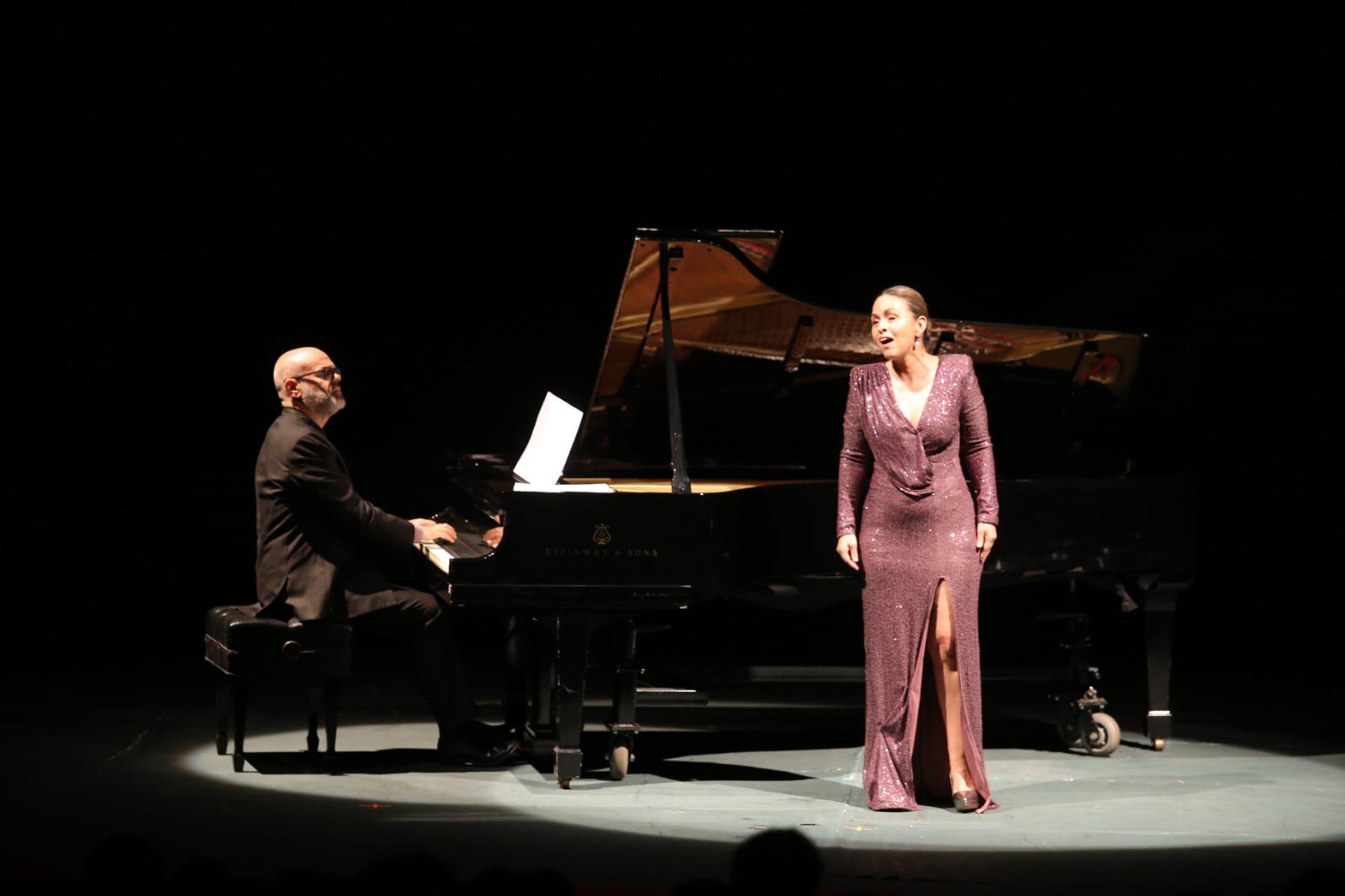 $!Un concierto pleno de armonía y sutileza se vivió en el Teatro Ángela Peralta con el concierto “Zubeldía; soles y brumas de España”.