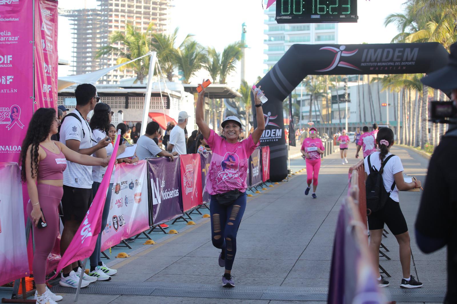 $!Multitudinaria asistencia forma parte de la Carrera Rosa, en Mazatlán