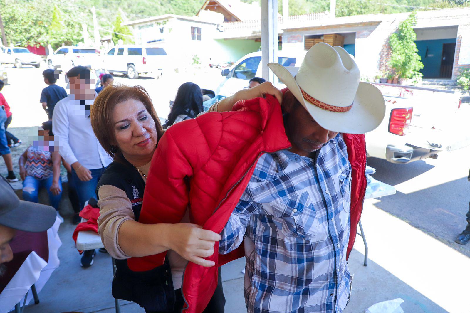 $!Sebides atiende la sierra de Concordia y brinda apoyos a familias en Mazatlán