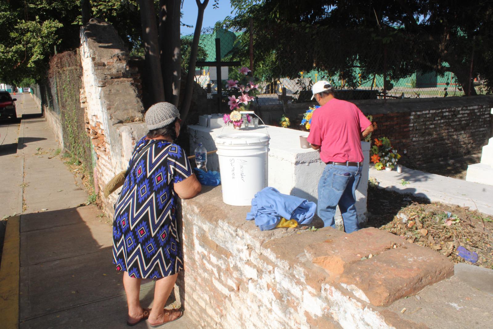 $!Familias acuden a visitar a sus fieles difuntos en Rosario