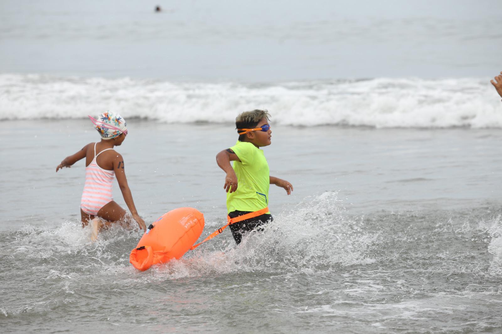 $!Infantes disfrutan del mar en el evento ‘Corre, Nada y Diviértete’ del Comité Municipal de Natación