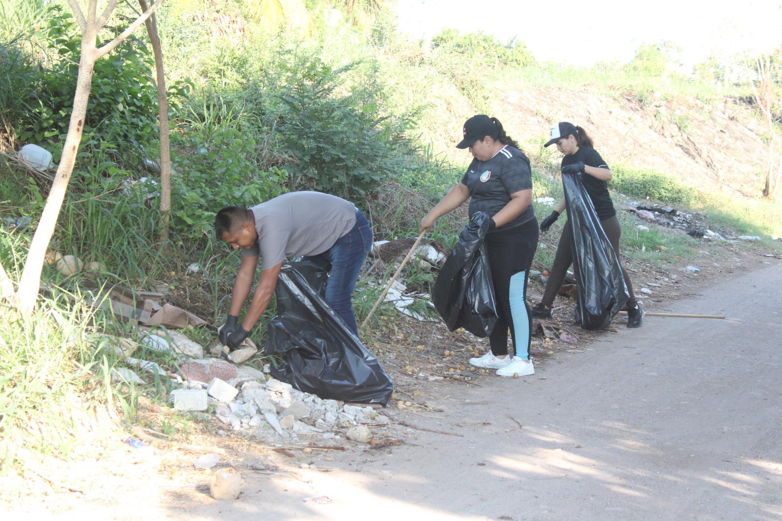 $!Realizan jornada de limpieza y arborización en la salida norte de Escuinapa