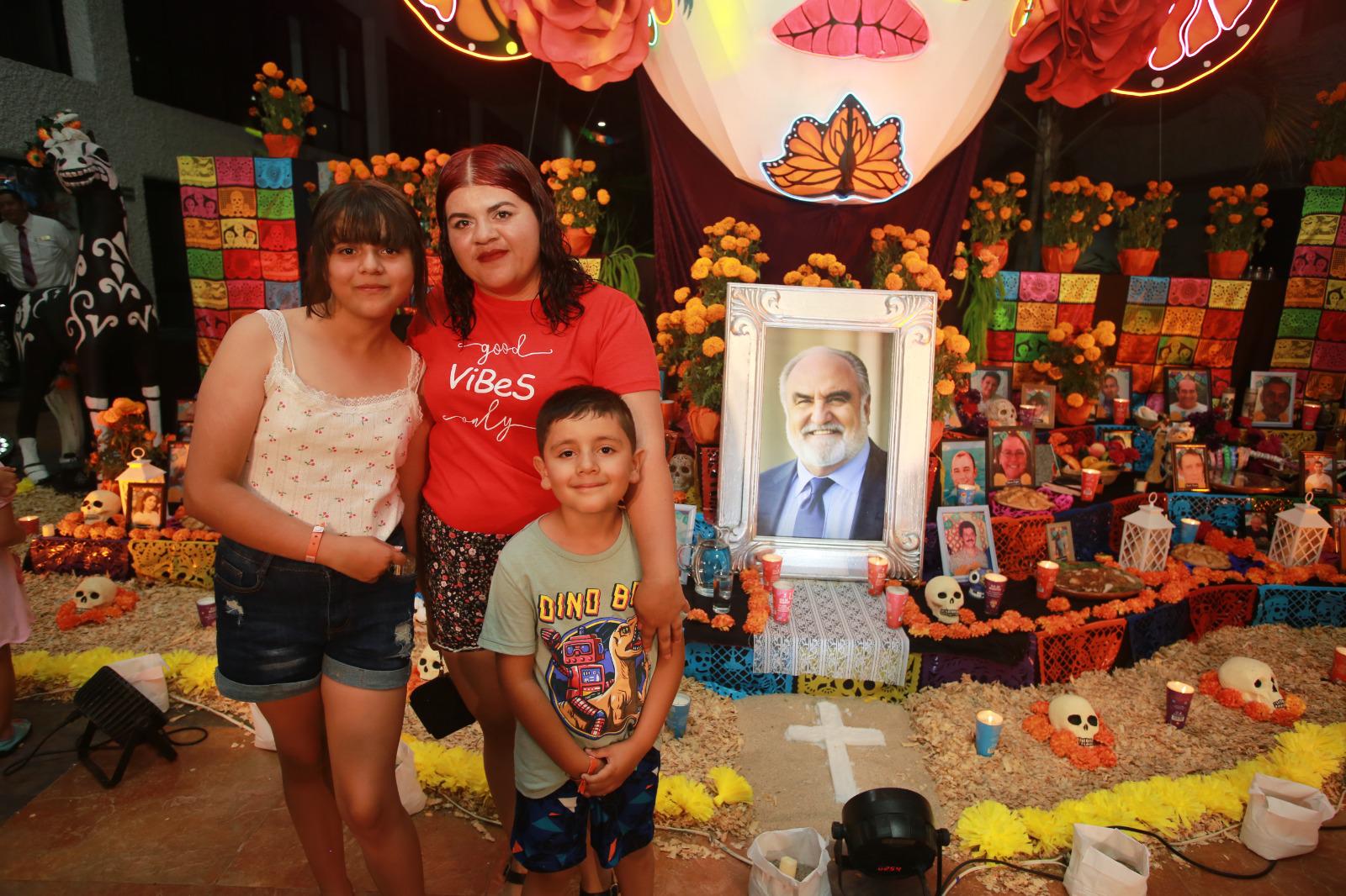 $!Brenda Hernández con sus hijos Abril y Mariano Sánchez, de Jalisco.