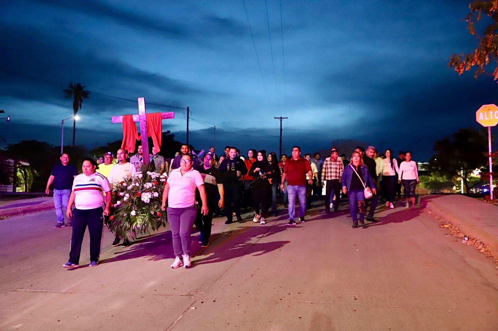 $!Con ‘Las mañanitas’ y procesión, elotenses celebran a la Santa Cruz