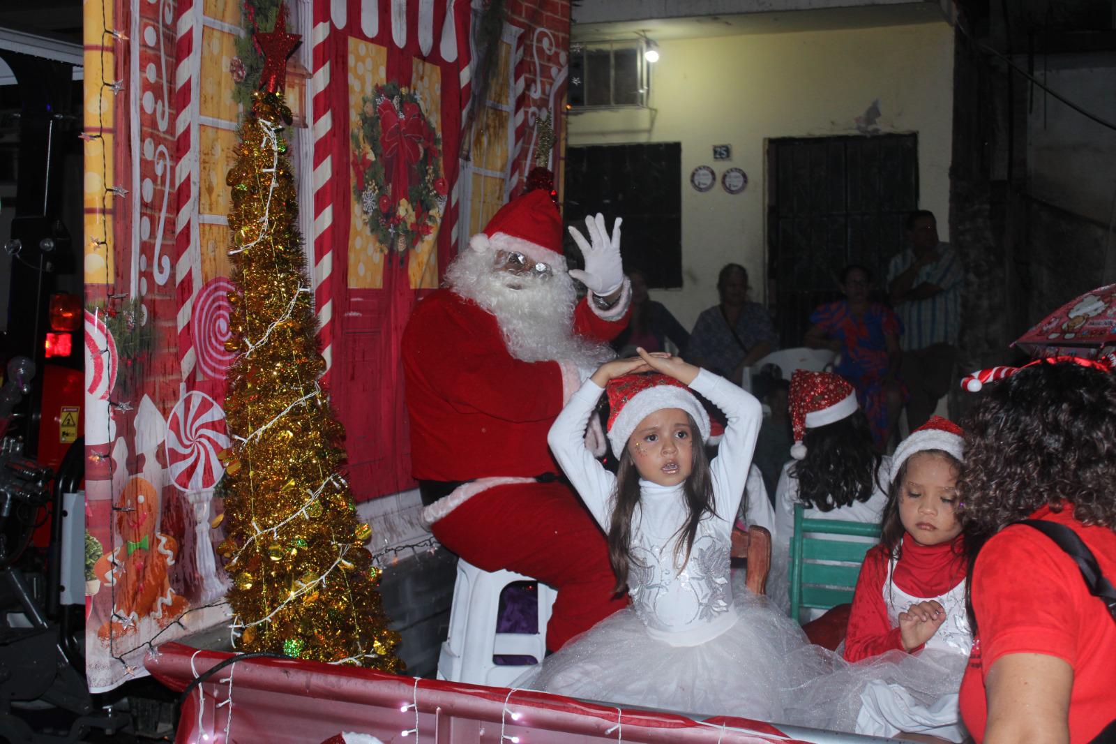 $!Familias rosarenses disfrutan desfile de las luces, gala navideña y encendido del árbol, pese a llovizna