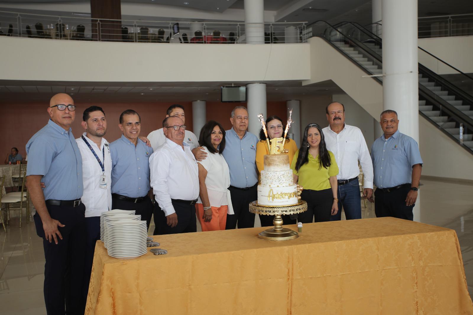 $!Directivos de las distintas áreas junto a integrantes del Patronato se toman una fotografía en el pastel de aniversario.