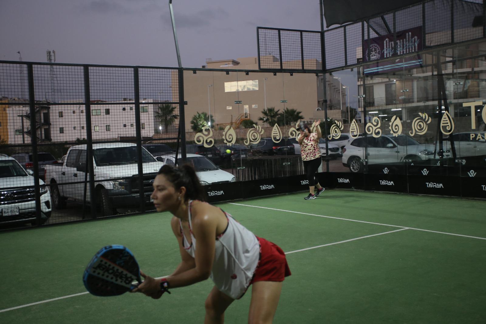 $!Jugadores de pádel se reúnen en apoyo a lucha contra cáncer de mama