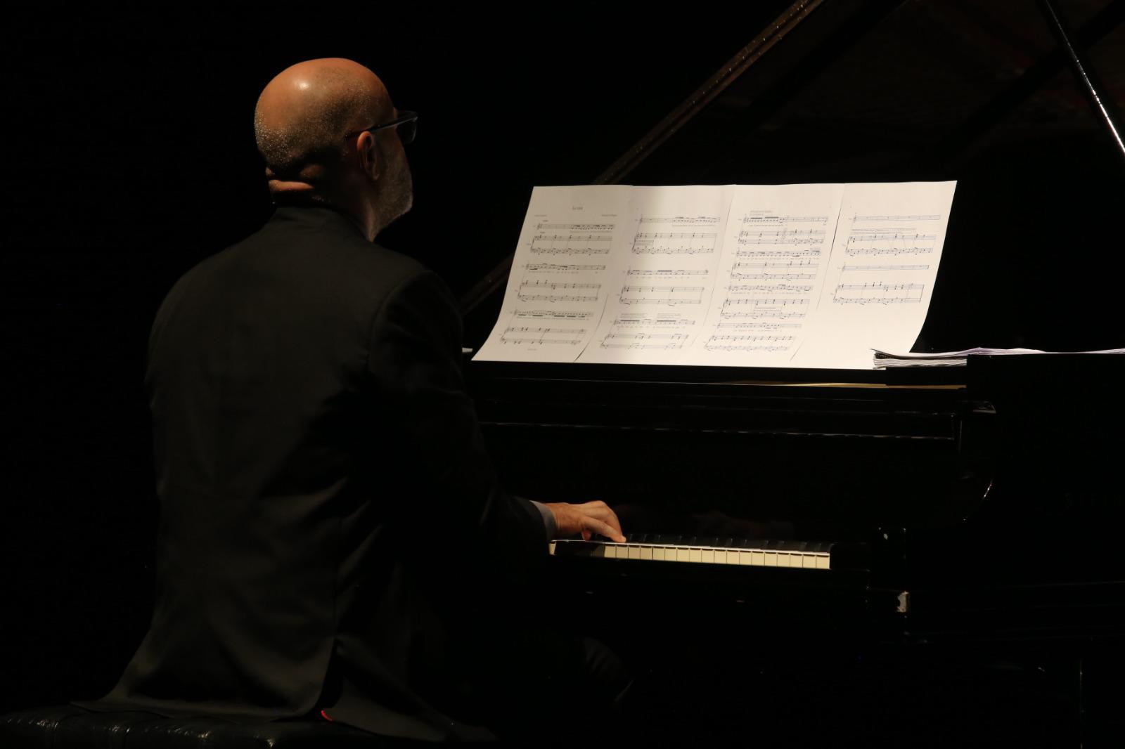 $!El pianista español Jorge Robaina enmarcó la presentación con su talento.