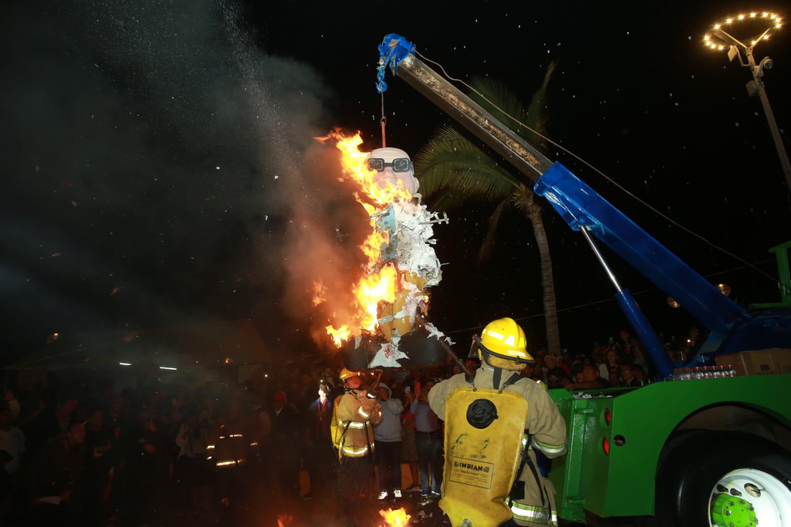 $!Arde figura de ‘El Químico’ en Quema del Mal Humor