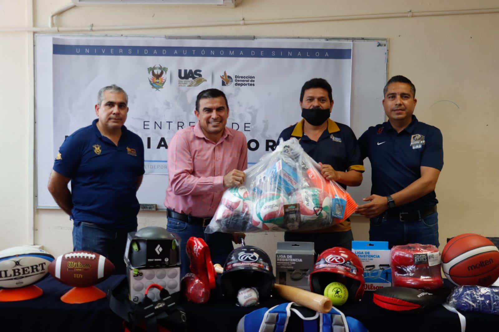 $!La UAS entrega de manera simbólica material deportivo a entrenadores