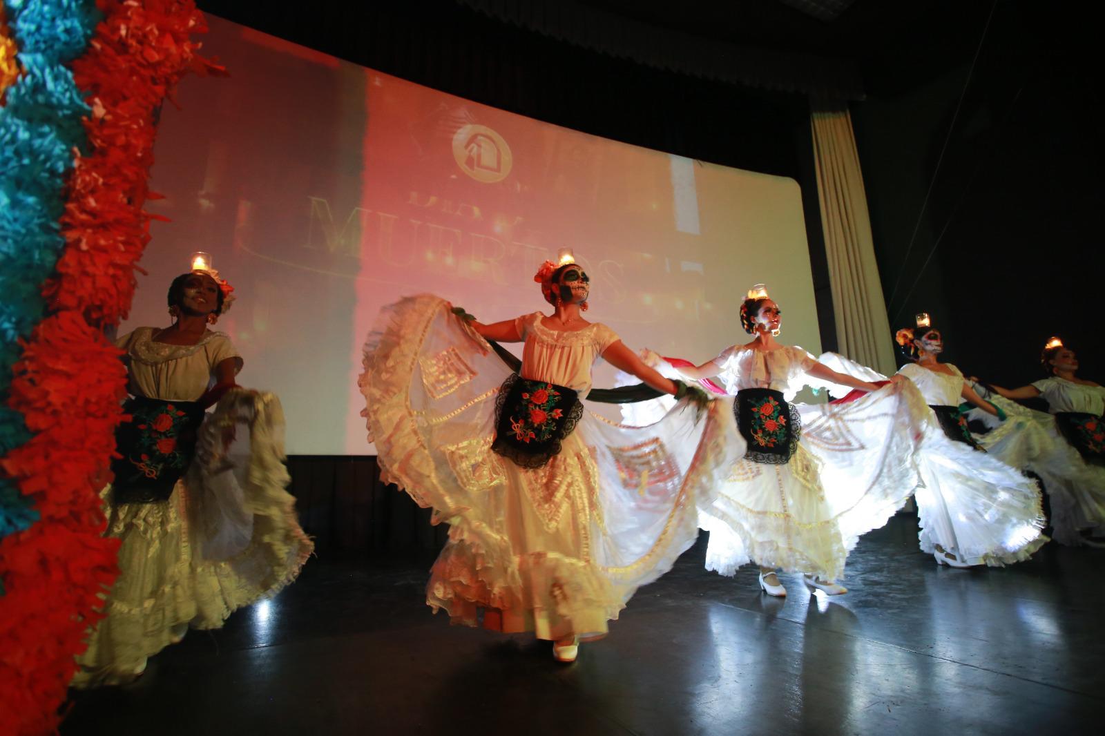 $!En el Teatro de El Cid se celebró un festival del Día de Muerto.